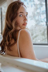 Emily Beardmore Nude - TheFappeningBlog.com 2.jpg