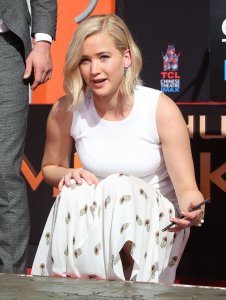 Jennifer-Lawrence-Upskirt-8.jpg