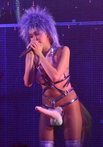 Miley-Cyrus-Topless-6.jpg