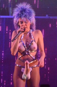 Miley-Cyrus-Topless-9.jpg