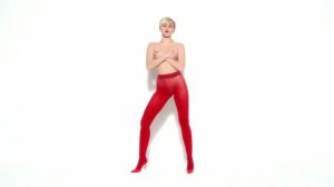 Miley Cyrus Sexy & Topless scr - TheFappeningBlog.com 2.jpg