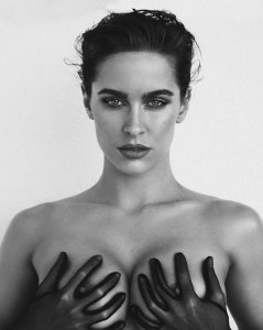 Ellie Gonsalves Nude - TheFappeningBlog.com 2.jpg