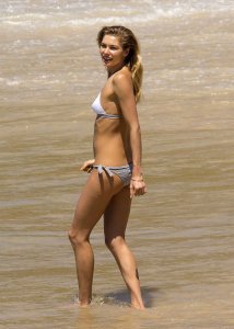Jessica-Hart-in-a-Bikini-40.JPG
