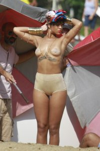 Rihanna Nude - TheFappeningBlog.com 17.jpg