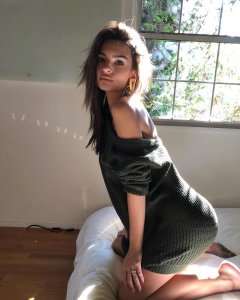 Emily Ratajkowski Sexy   TheFappeningBlog 1.jpg