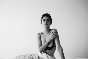 Elizabeth Echemendia Nude   TheFappeningBlog.com 7.jpg