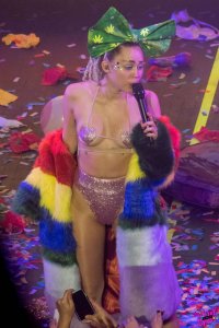 Miley-Cyrus-Sexy-Photos-7.jpg