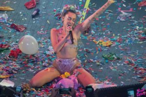 Miley-Cyrus-Sexy-Photos-4.jpg