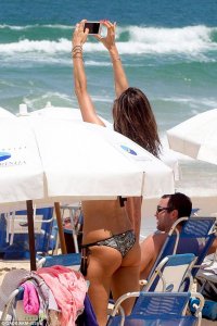 Alessandra-Ambrosio-Bikini-9.jpg