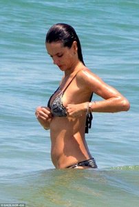 Alessandra-Ambrosio-Bikini-1.jpg