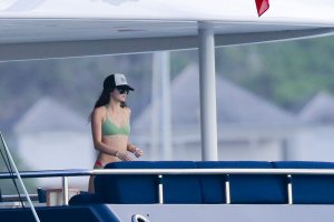 Kendall-Jenner-in-a-Bikini-3.jpg