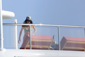 Kendall-Jenner-in-a-Bikini-2.jpg