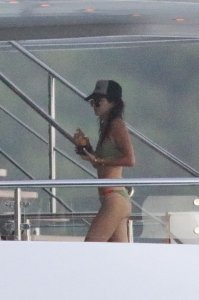 Kendall-Jenner-in-a-Bikini-7.jpg