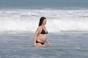 Anne-Hathaway-in-a-Bikini-14.jpg