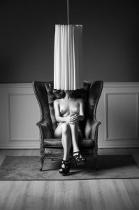 0028222811138 00 Rostro velado sentada 2 TheFappeningBlog.com 1.jpg