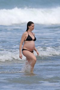 Anne-Hathaway-in-a-Bikini-16.jpg