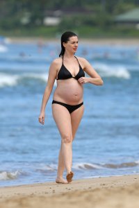 Anne-Hathaway-in-a-Bikini-23.jpg