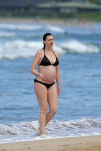 Anne-Hathaway-in-a-Bikini-20.jpg