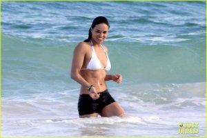 michelle-rodriguez-shows-off-armpit-hair-in-cancun-mexico-17.jpg