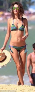 Alessandra-Ambrosio-Bikini-14.jpg