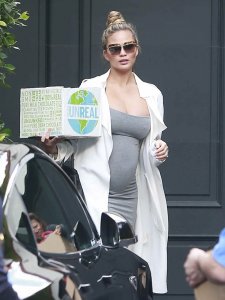 Chrissy-Teigen-Pokies-2.jpg