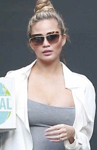 Chrissy-Teigen-Pokies-10.jpg