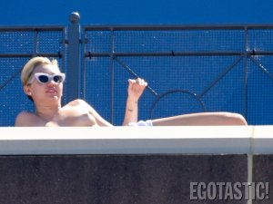 Miley-Cyrus-Sunbathes-Topless-on-a-Hotel-Balcony-in-Sydney-08-900x675.jpg