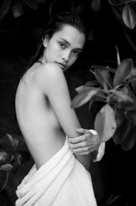 Zoe Barnard Nude TheFappeningBlog.com 10.jpg