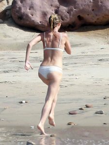 Gwyneth-Paltrow-in-a-Bikini-2.jpg