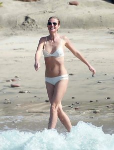 Gwyneth-Paltrow-in-a-Bikini-10.jpg