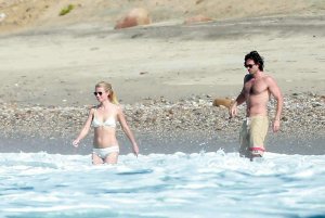 Gwyneth-Paltrow-in-a-Bikini-11.jpg