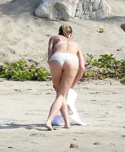 Gwyneth-Paltrow-in-a-Bikini-15.jpg