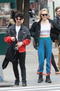 Sophie Turner Braless TheFappeningBlog.com 10.jpg