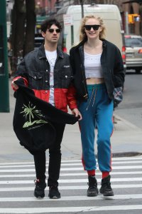 Sophie Turner Braless TheFappeningBlog.com 19.jpg