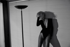 Amber Valletta Nude & Sexy TheFappeningBlog.com 9.jpg