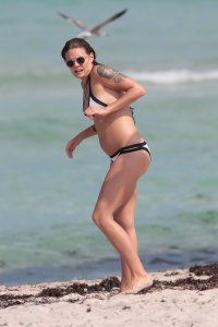 Tove-Lo-in-a-Bikini-17.JPG