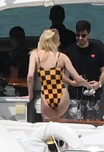 Sophie Turner Sexy TheFappeningBlog.com 9.jpg