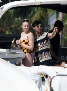 Sophie Turner Sexy TheFappeningBlog.com 131.jpg