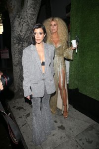 Kourtney Kardashian & Khloe Kardashian Sexy TheFappeningBlog.com 26.jpg