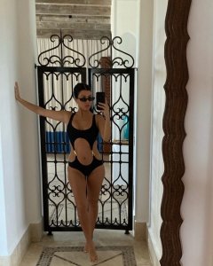 Kourtney-Kardashian-Sexy-Topless-TheFappeningBlog.com-4-768x960.jpg