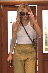 Delilah Hamlin Braless TheFappeningBlog.com 22.jpg