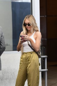 Delilah Hamlin Braless TheFappeningBlog.com 39.jpg