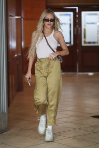 Delilah Hamlin Braless TheFappeningBlog.com 88.jpg