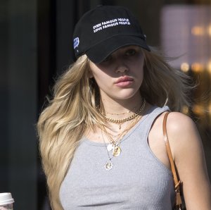 Delilah Belle Hamlin Braless TheFappeningBlog.com 1.jpg