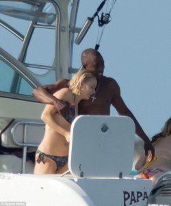 Jennifer Lawrence in a Bikini-13.jpg