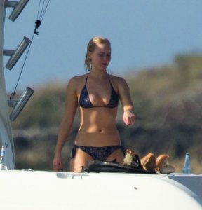 Jennifer Lawrence in a Bikini-34.jpg