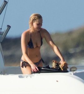 Jennifer Lawrence in a Bikini-35.jpg
