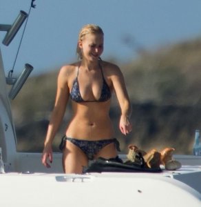Jennifer Lawrence in a Bikini-38.jpg
