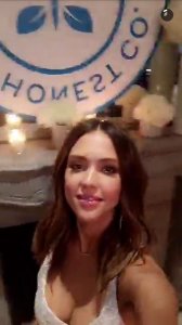 Jessica Alba Cleavage-Snap-1.jpg