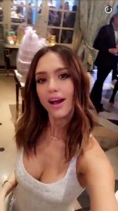 Jessica Alba Cleavage-Snap-5.jpg